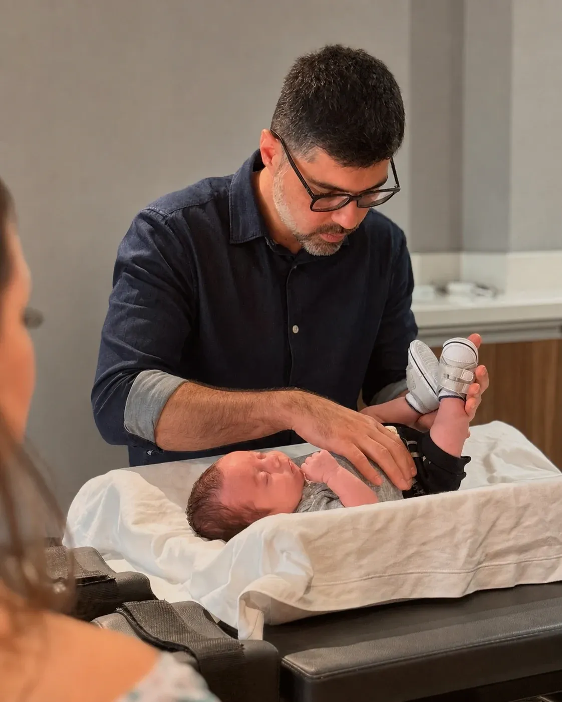 Douglas Lima realizando atendimento de osteopatia em um bebê